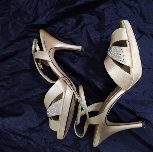 Size 8 Gold heels by Mina - Picture 6 of 6